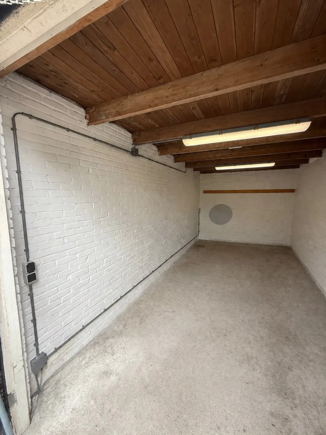 Garage met nieuwe opbouwleidingen en verlichting