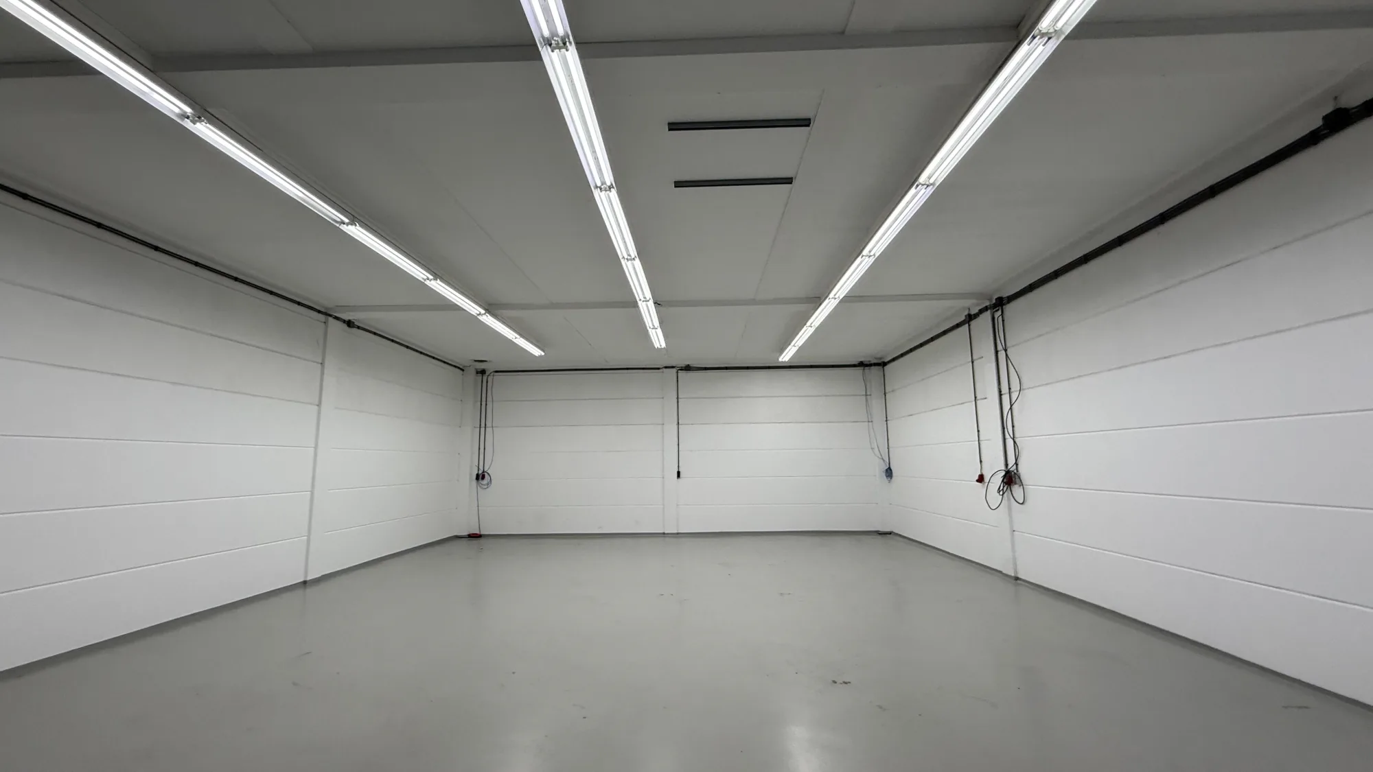 Bedrijfsruimte met nieuwe LED-lichtlijnen