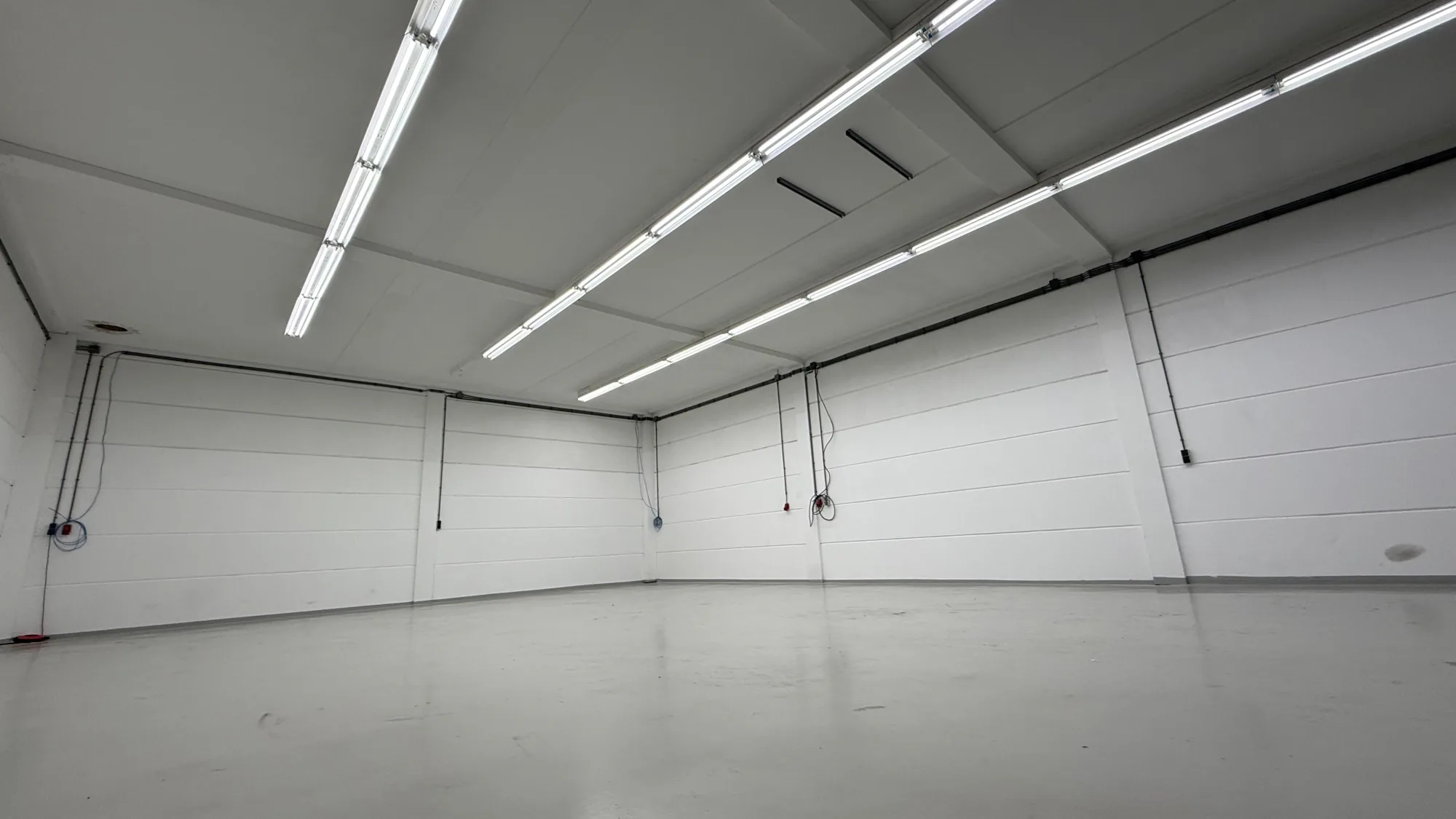 Lichtlijnen in een bedrijfsruimte