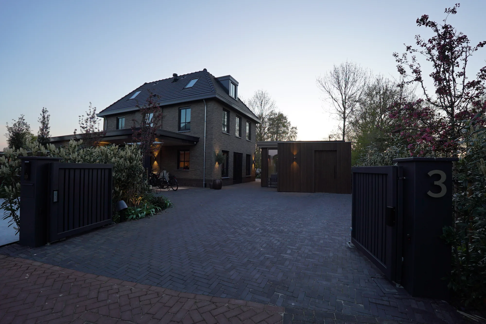 Gevel- en carportverlichting bij een villa