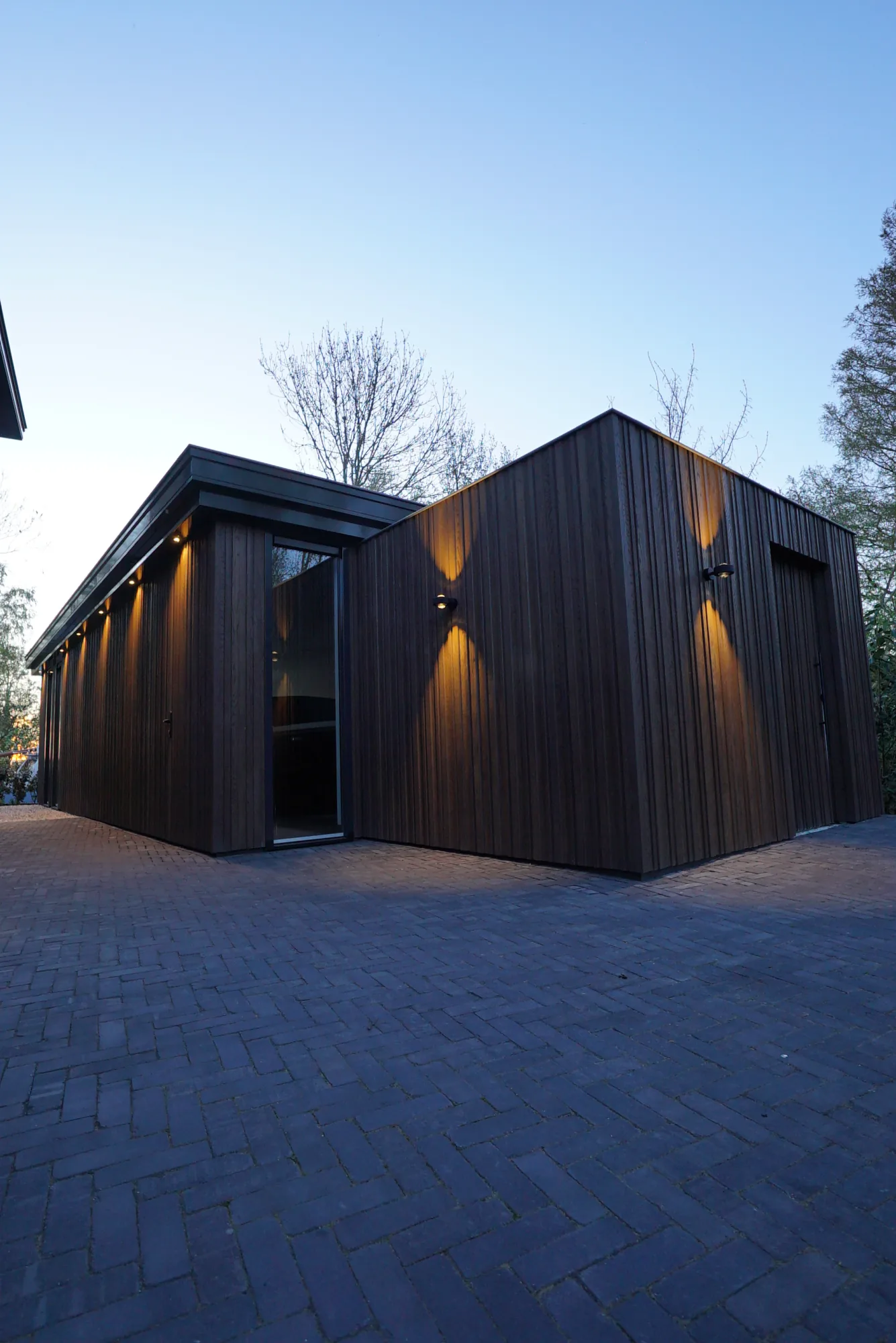 Uplights tegen een houten bijgebouw