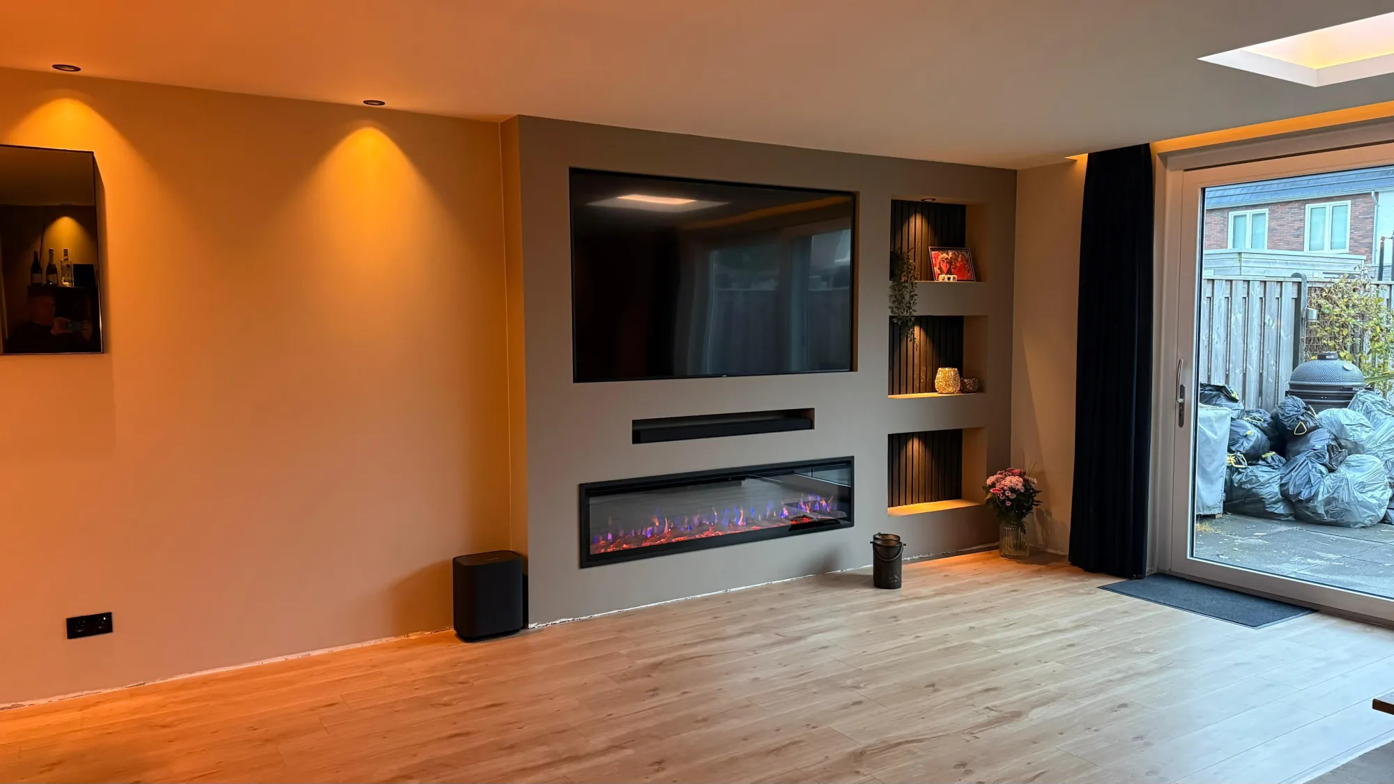 Spots en nisverlichting in een woonkamer